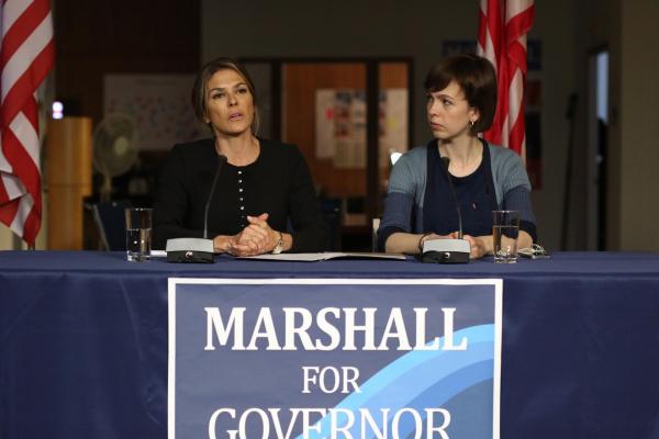 Bild 1 von 4: Elizabeth Marshall ( Paige Turco, l.); Lucy Pierce (Brittany Allen, r.)