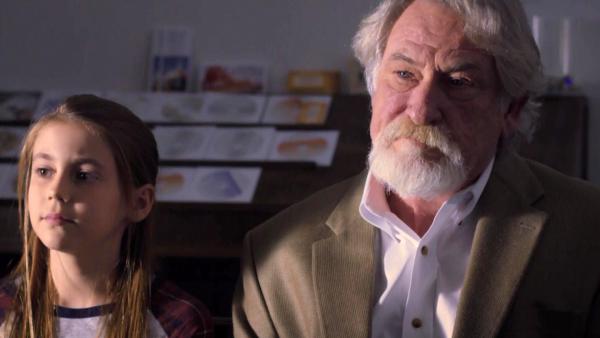 Bild 1 von 1: Cassidy (Taylor Bedford, l.) und ihr Opa Chap (Steve J. Young) in der Kirche.