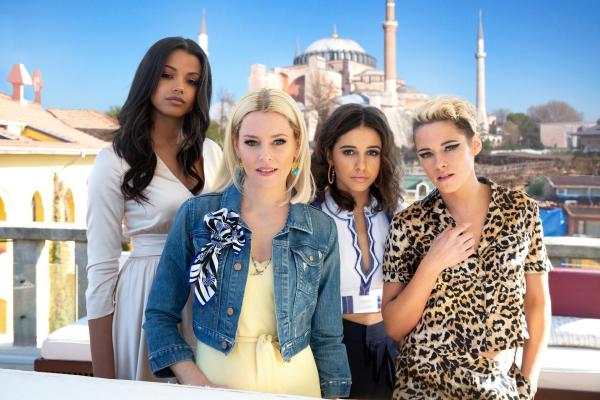 Bild 1 von 21: Im Bild: Ella Balinska (Jane Kano), Elizabeth Banks (Bosley), Naomi Scott (Elena Houghlin), Kristen Stewart (Sabina Wilson).