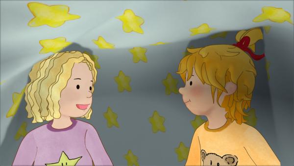 Bild 1 von 3: Conni (r.) und Julia (l.) kuscheln sich unter die Decke.