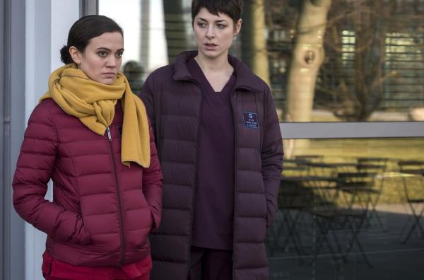 Bild 1 von 7: Rebecca (Milena Straube, l.); Theresa (Katharina Nesytowa, r.)