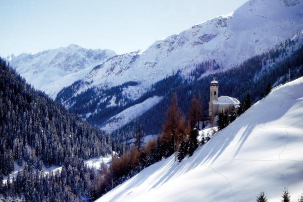 Bild 1 von 4: Kaisers - Kirche in Schneelandschaft.