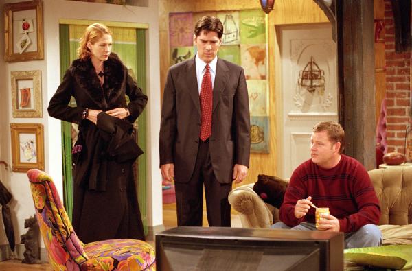 Bild 1 von 8: Nach seiner Scheidung war Pete bei einer russischen Stripperin untergekommen, doch - nachdem er sich ein Wörterbuch besorgt hat - ist ihm klar geworden, dass diese ihn hasst. Deshalb schlüpft er erst einmal bei Dharma und Greg unter. Währenddessen versucht Dharma, Gregs Sekretärin Marlene mit Roger, einem armen Dichter, zu verkuppeln. Greg hat sofort den Eindruck, dass sich Roger nur von Marlene aushalten lassen möchte, doch Dharma sieht das ganz anders â?¦