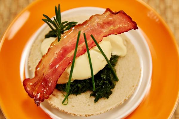 Bild 1 von 13: Im Bild: Eggs Benedict im Bagel.