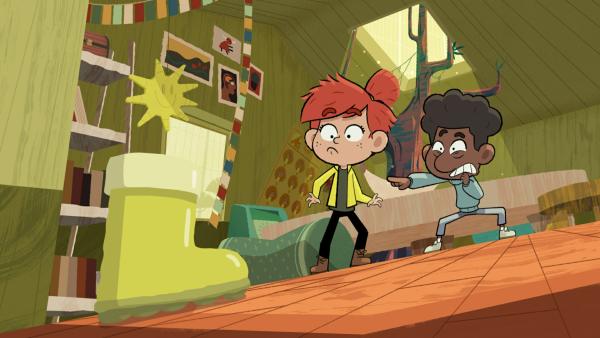 Bild 1 von 2: Tommy kann nicht glauben, was sich da im Gummistiefel versteckt hat.