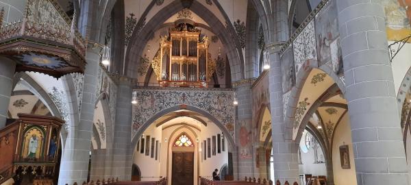 Bild 1 von 4: Der katholische Gottesdienst wird aus der Pfarrkirche St. Laurentius in Bad Neuenahr-Ahrweiler übertragen.