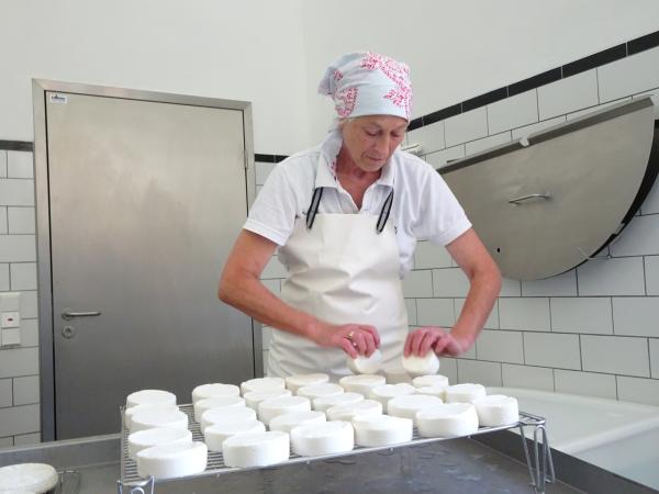 Bild 1 von 18: Leona Post stellt biologischen Ziegenkäse her.