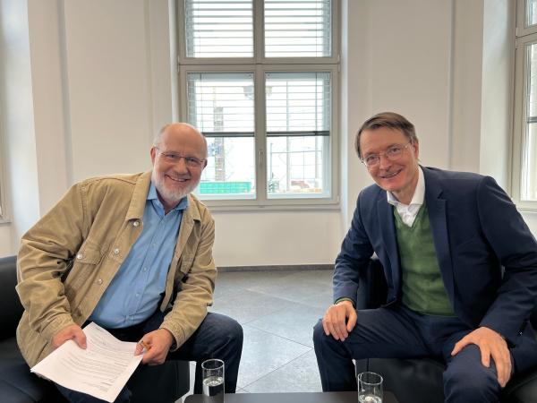 Bild 1 von 5: Auf seiner Reise durch die Welt der Medikamente trifft Harald Lesch (l.) auch Bundesgesundheitsminister Karl Lauterbach (r.) in Berlin, um ihm auf den Zahn zu fühlen. Wie könnte die medizinische Versorgung in Deutschland in Zukunft aussehen?