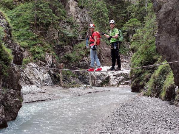 Bild 1 von 14: Im Bild: Galitzenklamm; Martin Rainer und Marlies Raich.