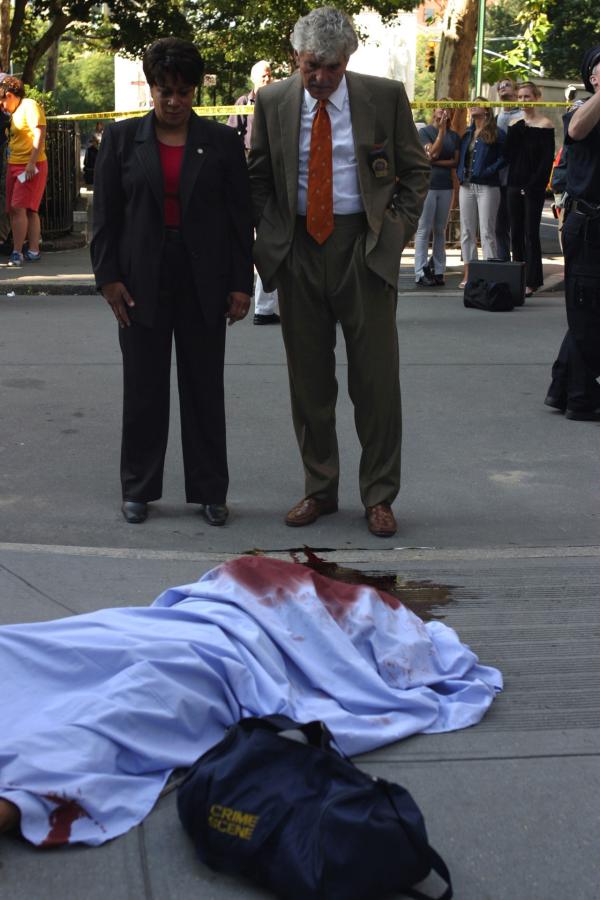 Bild 1 von 4: (l-r) S. Epatha Merkerson as Lt. Anita van Buren, Dennis Farina as Det. Joe Fontana -- NBC Universal