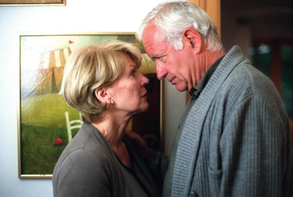 Bild 1 von 8: Im Bild: Julia ist glücklich, dass Arthur nicht verbrannt ist (v.li.: Christiane Hörbiger, Peter Bongartz).
