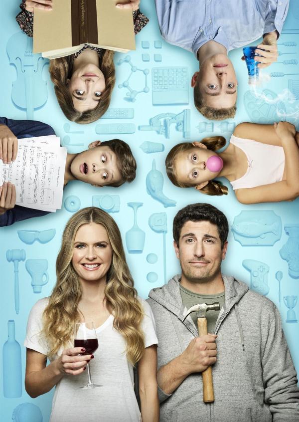 Bild 1 von 13: (1. Staffel) - Outmatched - Allein unter Genies - Artwork - (im Uhrzeigersinn) Nicole (Ashley Boettcher); Brian (Connor Kalopsis); Leila (Oakley Bull); Mike (Jason Biggs); Kay (Maggie Lawson); Marc (Jack Stanton)