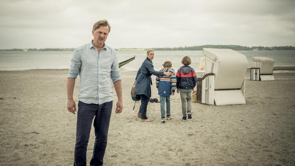 Bild 1 von 9: Thorsten Weber (Patrick von Blume, l.) kann den Strandtag mit seiner Frau Monika (Dagmar Leesch, 2.v.l.) und seinen Söhnen Moritz (Franz Ferdinand Krause, 2.v.r.) und Fabian (Maximilian Brauer, r.) nicht genießen.