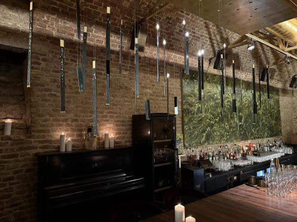 Bild 1 von 15: Im Bild: Die Krypt Bar in Wien beeindruckt mit harmonischem Interior Design und einem stimmungsvollen Ambiente.