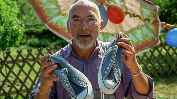 Bild 1 von 1: Mit welchen Schuhen kann man Fußball spielen, Schlittschuh laufen und Wandern gehen? Peter (Peter Lustig) ist auf der Suche nach dem perfekten Schuh.