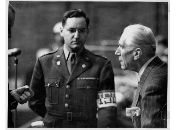 Bild 1 von 7: Gustave M. Gilbert (l.) zusammen mit Franz von Papen (r.).