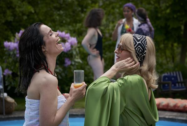Bild 1 von 9: Sussie (Marie Bach Hansen, l.); Ulla-Berit (Mille Hoffmeyer Lehfeldt, r.)