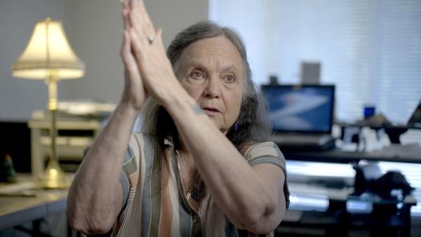 Bild 1 von 4: Elana Freeland ist sich sicher: Der Klimawandel wurde durch Geo-Engineering bewusst ausgelöst, und auch das Corona-Virus gab es nie. Die Menschheit ist gechipt und wird von einer geheimen Elite ferngesteuert.