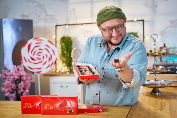 Bild 1 von 1: Ferrero hat ein Süßwaren-Imperium geschaffen. Nutella, Kinderschokolade oder Mon Chéri - die Produkte des Unternehmens sind weltweit bekannt. Produktentwickler Sebastian Lege entschlüsselt das Erfolgsrezept und deckt die Maschen des Konzerns auf.