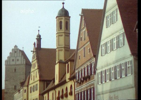 Bild 1 von 4: 1983: Filmemacher Dieter Wieland zeigt Prinzipien des menschengerechten mittelalterlichen Städtebaus am Beispiel von Dinkelsbühl. Im Bild: Die Fassaden der Altstadt.