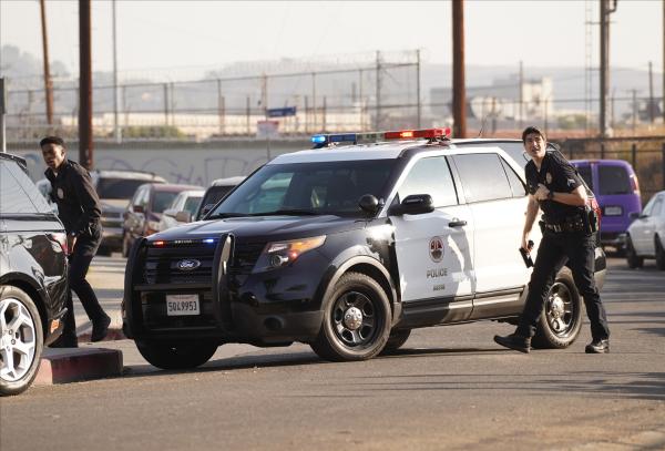 Bild 1 von 3: Während das Revier abgeriegelt ist, sind Stanton (Brandon Routh, r.) und West (Titus Makin Jr., l.) die einzige Einheit auf der Straße. Stanton will Präsenz zeigen, doch West gehen seine Methoden zu weit.