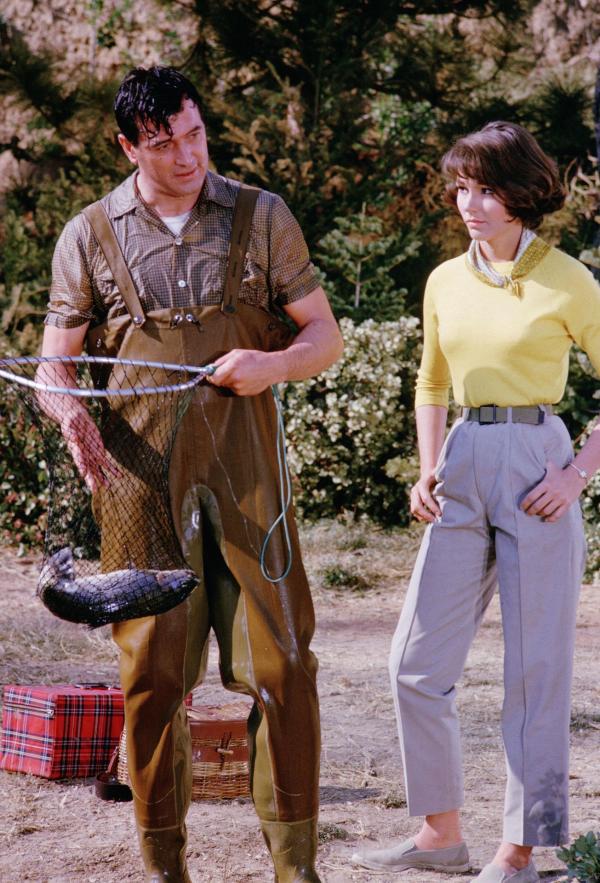 Bild 1 von 5: Abigail (Paula Prentiss, r.) besteht darauf, dass Roger (Rock Hudson, l.) am Wettangeln teilnimmt. Doch der Verkäufer von Fischereiartikeln erweist sich dabei als ausgesprochen unfähig für ein Anglerleben ...