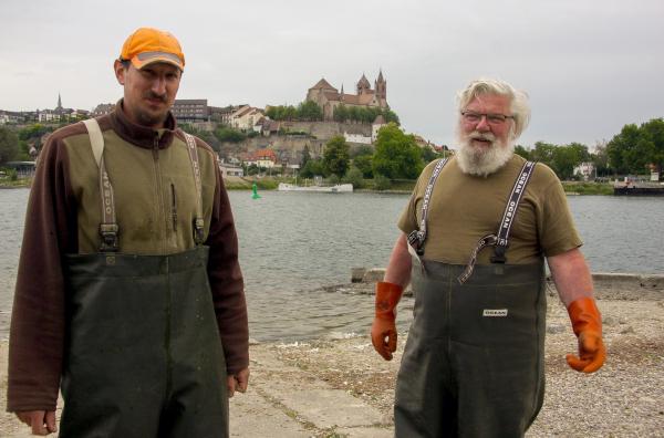 Bild 1 von 1: Jérémy Fuchs (li.) ? Lehrling und Nachfolger von Adrien Vonarb (re.) ? ist bereit für ein Leben, wie Adrien es geführt hat: bestimmt vom harten Alltag des Fischers, aber frei und unabhängig.