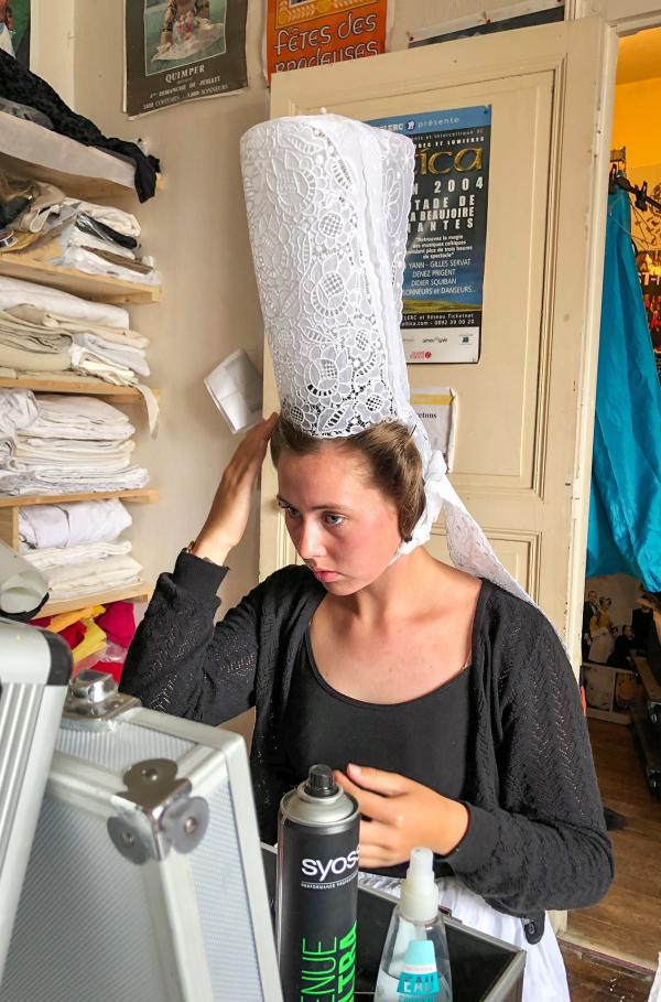 Bild 1 von 6: Traditionell werden im Bigoudenland in der Bretagne Trachten mit Spitzhaube getragen.