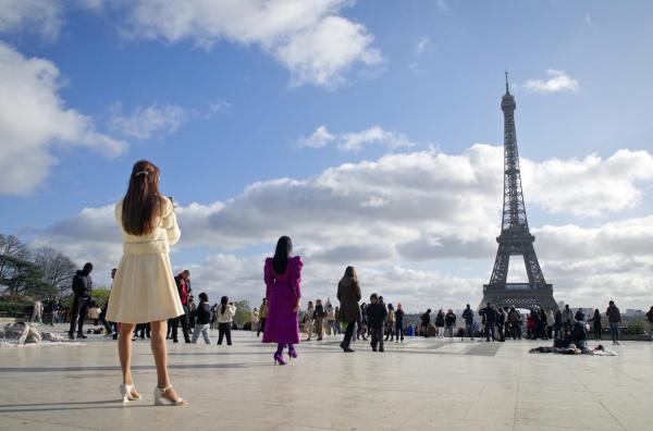 Bild 1 von 4: Pariser Weltausstellung, 1889: Der Ingenieur Gustave Eiffel, ein Spezialist für Stahlkonstruktionen und Brückenbauten, errichtet den bis dahin höchsten Turm der Menschheitsgeschichte.