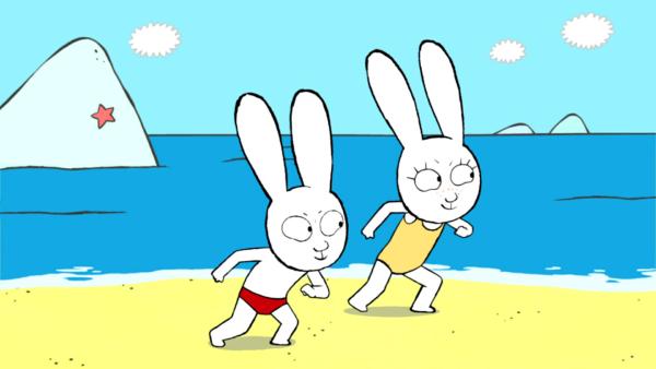 Bild 1 von 3: Simon (l.) und Maria (r.) brauchen für ihr Wettrennen am Strand einen fairen Schiedsrichter.