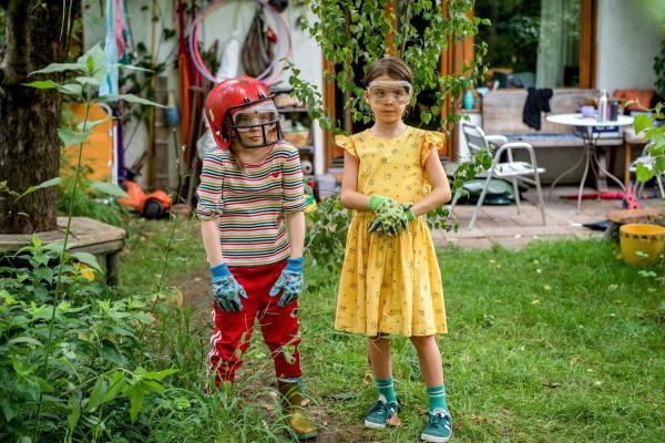 Bild 1 von 24: Im Bild: Ava Petsch (Erna), Laurì (Oskar/Lili).