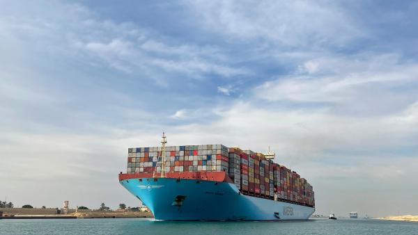 Bild 1 von 2: Die Ever Given wird von der Reederei Evergreen Marine betrieben. Das Schiff ist etwa 400 Meter lang, und gehört mit einem Fassungsvermögen von mehr als 20.000 Containern zu den größten Frachtern der Welt.