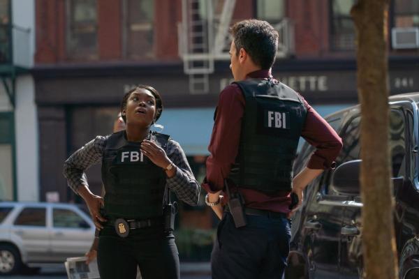 Bild 1 von 16: Special Agent Kristen Chazal (Ebonée Noel, l.); Special Agent Stuart Scola (John Boyd, r.)