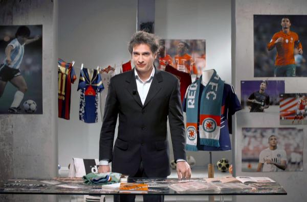Bild 1 von 2: In dieser Sendung spricht Fabien Archambault, Experte für zeitgenössische Sportgeschichte, über die Geschichte des Fußballtrikots.