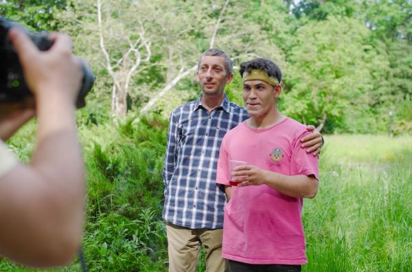 Bild 1 von 3: Ciprian Hord fotografiert seine Patienten Savu und Feri. Mit Empathie und Kreativität schenkt er ihnen neue Perspektiven und Würde zurück.