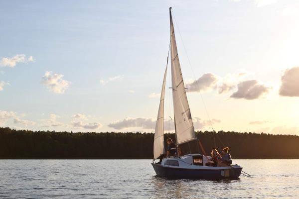 Bild 1 von 7: Drei sind einer zu viel? Felka (Mia Goti), Julka (Pola Król) und Olek (Jakub Janota-Bzowski) sind auf dem Weg zu einer Verdächtigen.