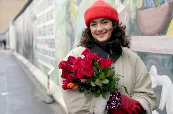 Bild 1 von 3: Lucie Fischer Chapalain möchte Fremden mit einer Rose eine Freude machen.