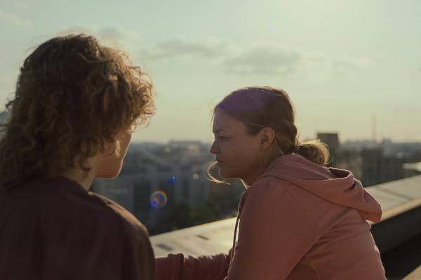 Bild 1 von 7: Irina Petrenko (Katja Hutko, r.) erzählt Greta (Lydia Lehmann, l.), wie es zu der Abtreibung kam, die sie vor Jahren in Polen hat vornehmen lassen.