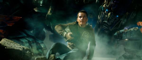 Bild 1 von 13: Die Transformers sind auf der Suche nach einem geheimnisvollen Würfel, der über Sieg oder Niederlage entscheidet. Nun wird Sam (Shia LeBeouf) sowohl von den Autobots, als auch von den Deceptions bedrängt ...