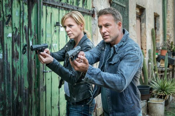 Bild 1 von 5: Ina Zimmerman (Melanie Marschke, l.); Jan Maybach (Marco Girnth, r.)