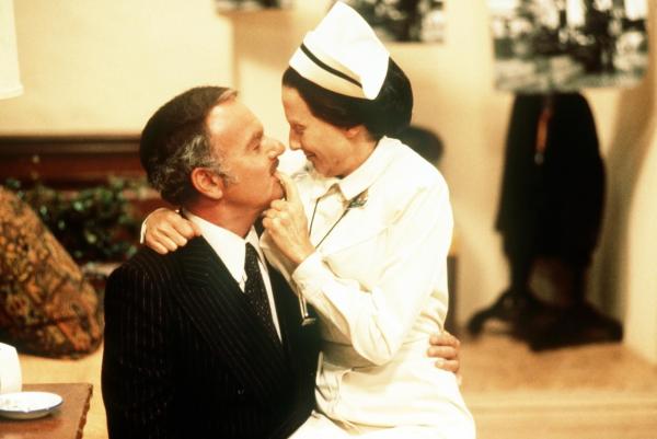 Bild 1 von 7: Die sadistische Oberschwester Diesel (Cloris Leachman, r.) und Dr. Charles Montague (Harvey Korman, l.) haben in der Nervenklinik alles fest im Griff ...
