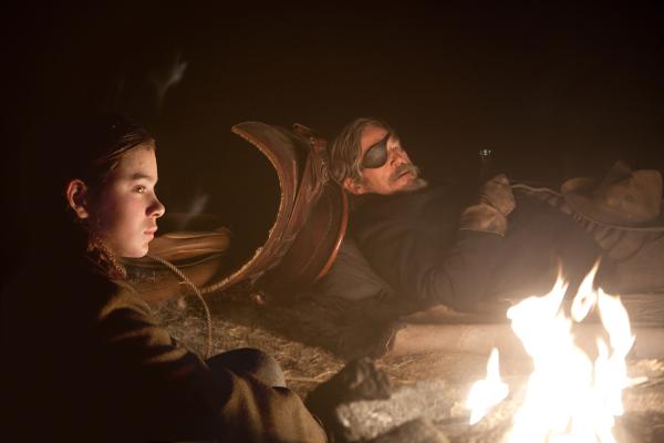 Bild 1 von 21: Für 100 Dollar Kopfgeld engagiert Mattie Ross (Hailee Steinfeld, l.) den abgehalfterten U.S. Marshal Cogburn (Jeff Bridges, r.), weil dieser es mit dem Gesetz selbst nicht so genau nimmt und deshalb bereit ist, den Mörder ihres Vaters auch ohne Gerichtsbeschluss sofort zu töten. Gemeinsam begeben sich der Marshal und seine junge Auftraggeberin auf die Spur des Mörders ...