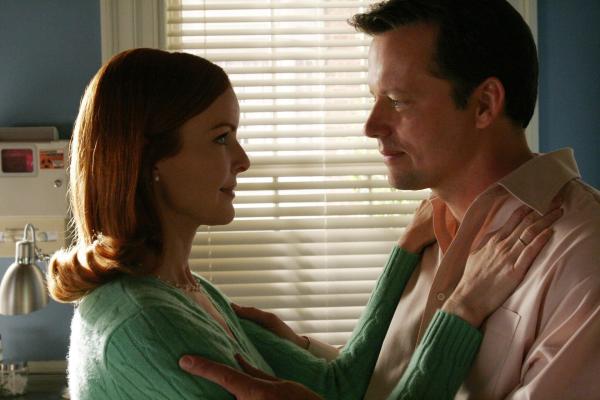 Bild 1 von 26: Während Bree (Marcia Cross, l.) und Rex (Steven Culp, r.) beim Arzt sind, bricht George bei ihnen ein und vertauscht die Herztabletten von Rex und durchwühlt Brees Kleiderschränke ...