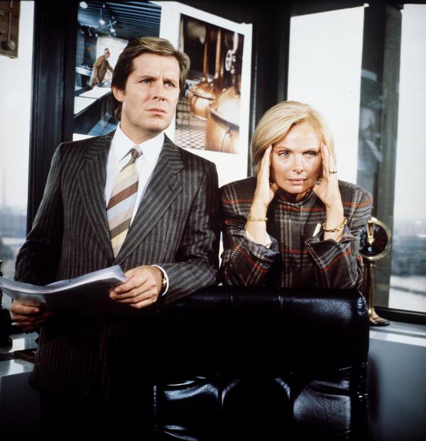 Bild 1 von 2: Im Bild: Margot Balbeck (Ruth Maria Kubitschek) und ihr Sohn Jan (Sigmar Solbach) haben bedingungslos Achim Lauritzen vertraut.