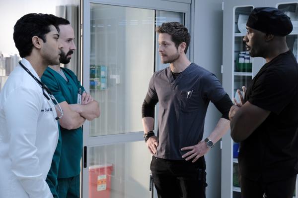 Bild 1 von 21: (v.l.n.r.) Dr. Devon Pravesh (Manish Dayal); Dr. Irving Feldman (Tasso Feldman); Dr. Conrad Hawkins (Matt Czuchry); Dr. Barrett Cain (Morris Chestnut)