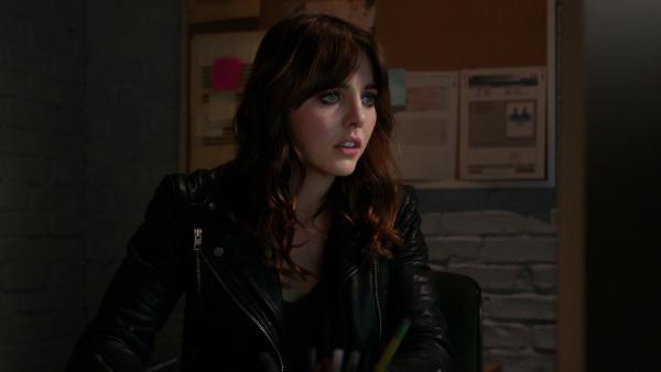 Bild 1 von 10: Obwohl Watson eigentlich einen neuen Job als Ermittlerin für eine Versicherungsfirma hat, arbeitet sie erneut mit Holmes zusammen, um Kitty (Ophelia Lovibond) vor einer tödlichen Bedrohung zu schützen ...