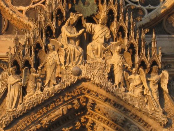 Bild 1 von 6: Weltberühmt, einzigartig ist die Fassade, ein über Jahrhunderte gewachsenes Gesamtkunstwerk, schier unüberschaubar die Mannigfaltigkeit der Figuren, von denen jede ihre eigene Geschichte erzählt.