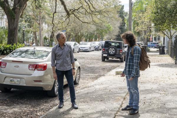 Bild 1 von 4: Dwayne Pride (Scott Bakula, l.); Connor Davenport (Drew Scheid, r.)
