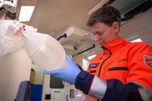 Bild 1 von 15: Julia Fraschka im Rettungswagen: Durch ihre Cochlea-Implantate kann sie als gehörlose Person im Rettungsdienst arbeiten.