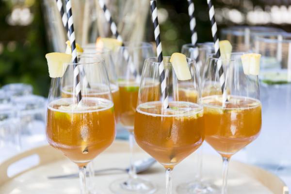 Bild 1 von 25: Der Begrüßungsdrink: Alkoholfreies Weißbier mit Holundersirup.